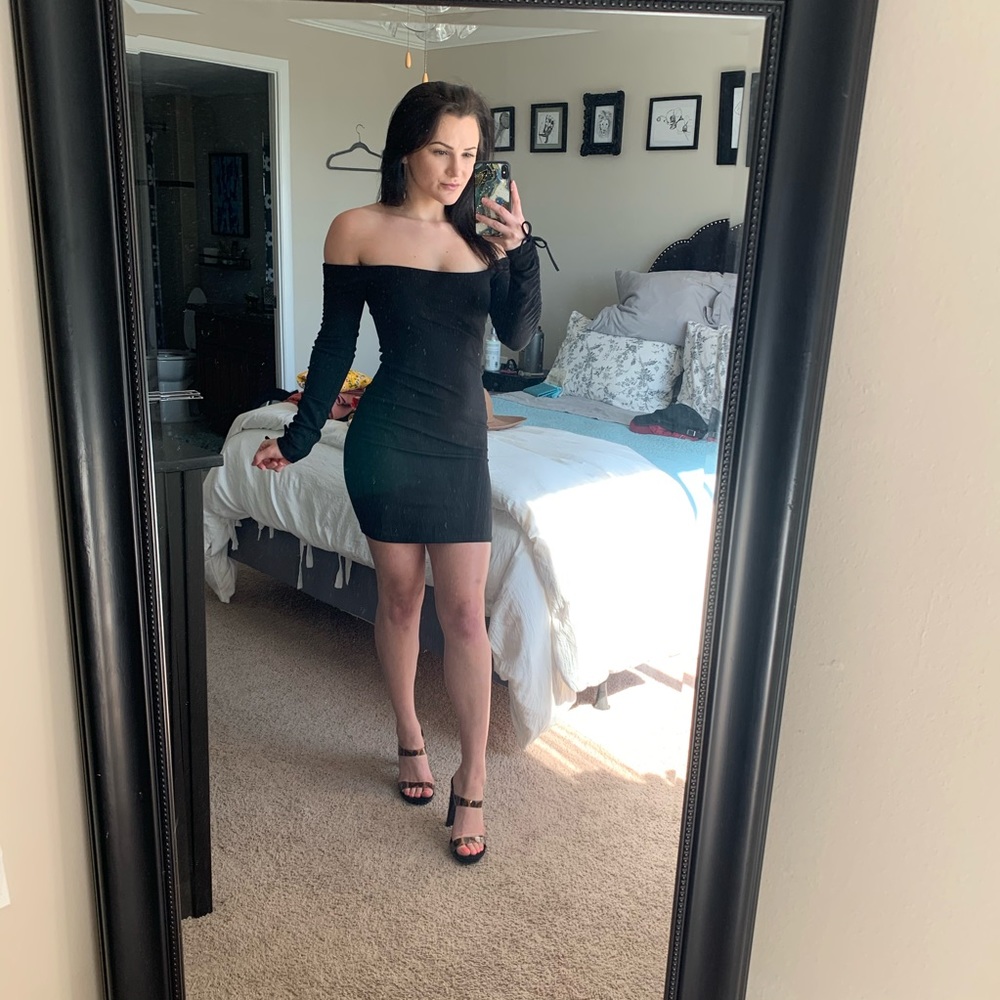 GUESS Off The Shoulder Dress 🤍